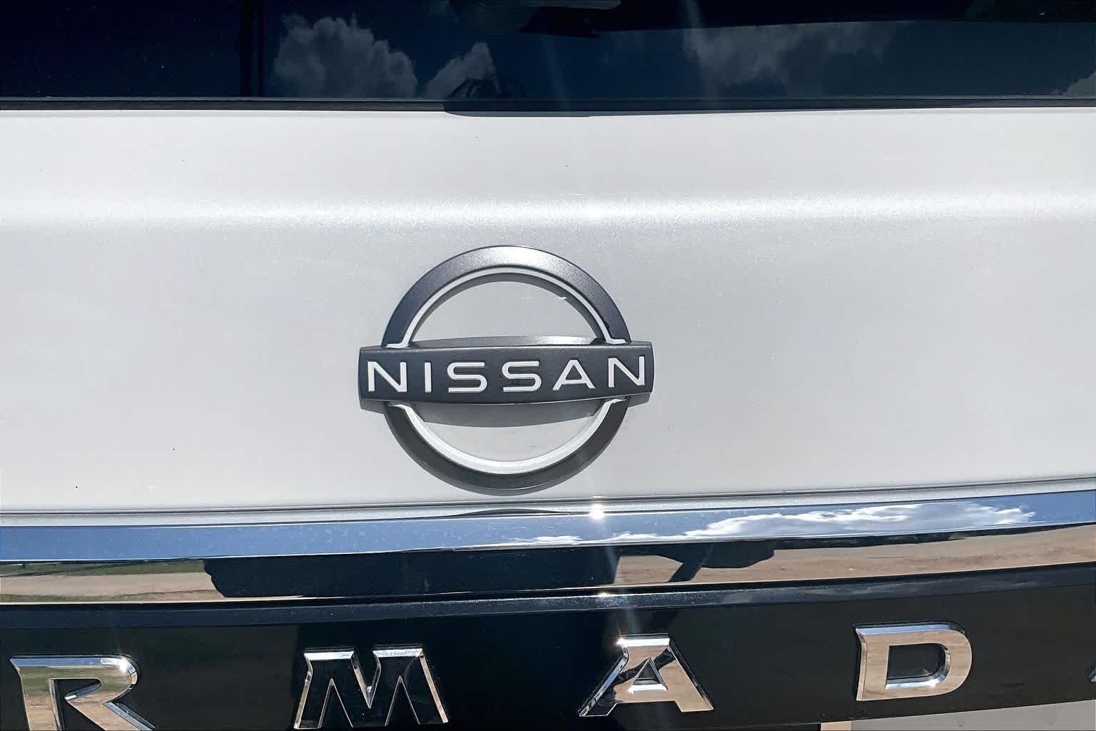 Certified Used 2022 Aspen White TriCoat Pearl Nissan Platinum image 31