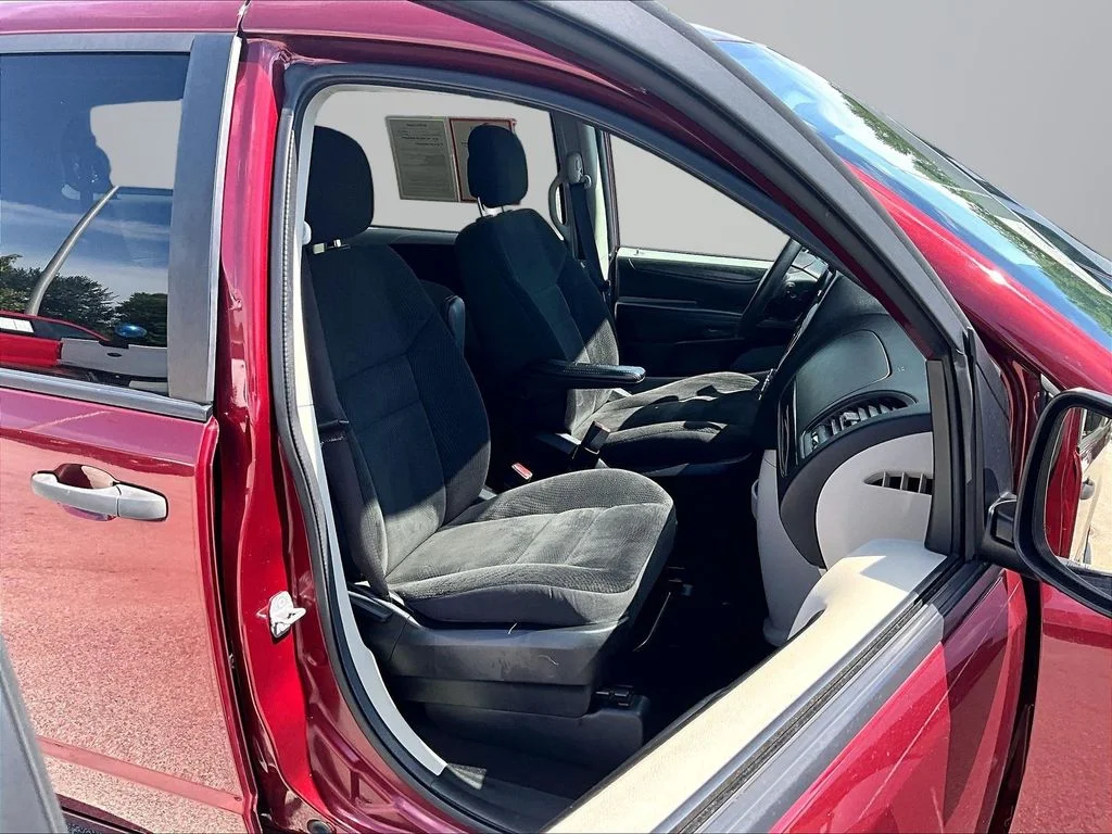 Used 2019 Red Dodge SE image 8