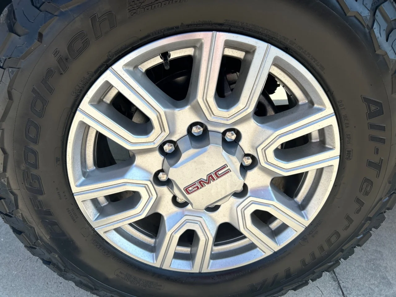 Used 2024 Sterling Metallic GMC SLT image 9