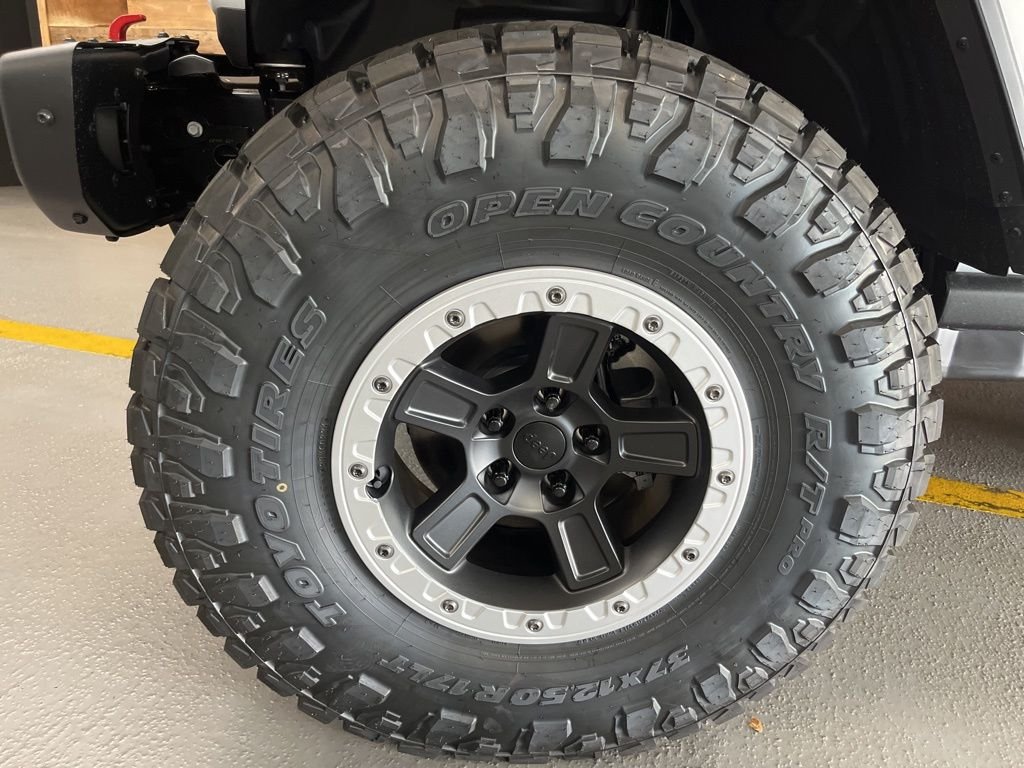 New 2026 Bright White Clear-Coat Exterior Paint Jeep Rubicon X image 6
