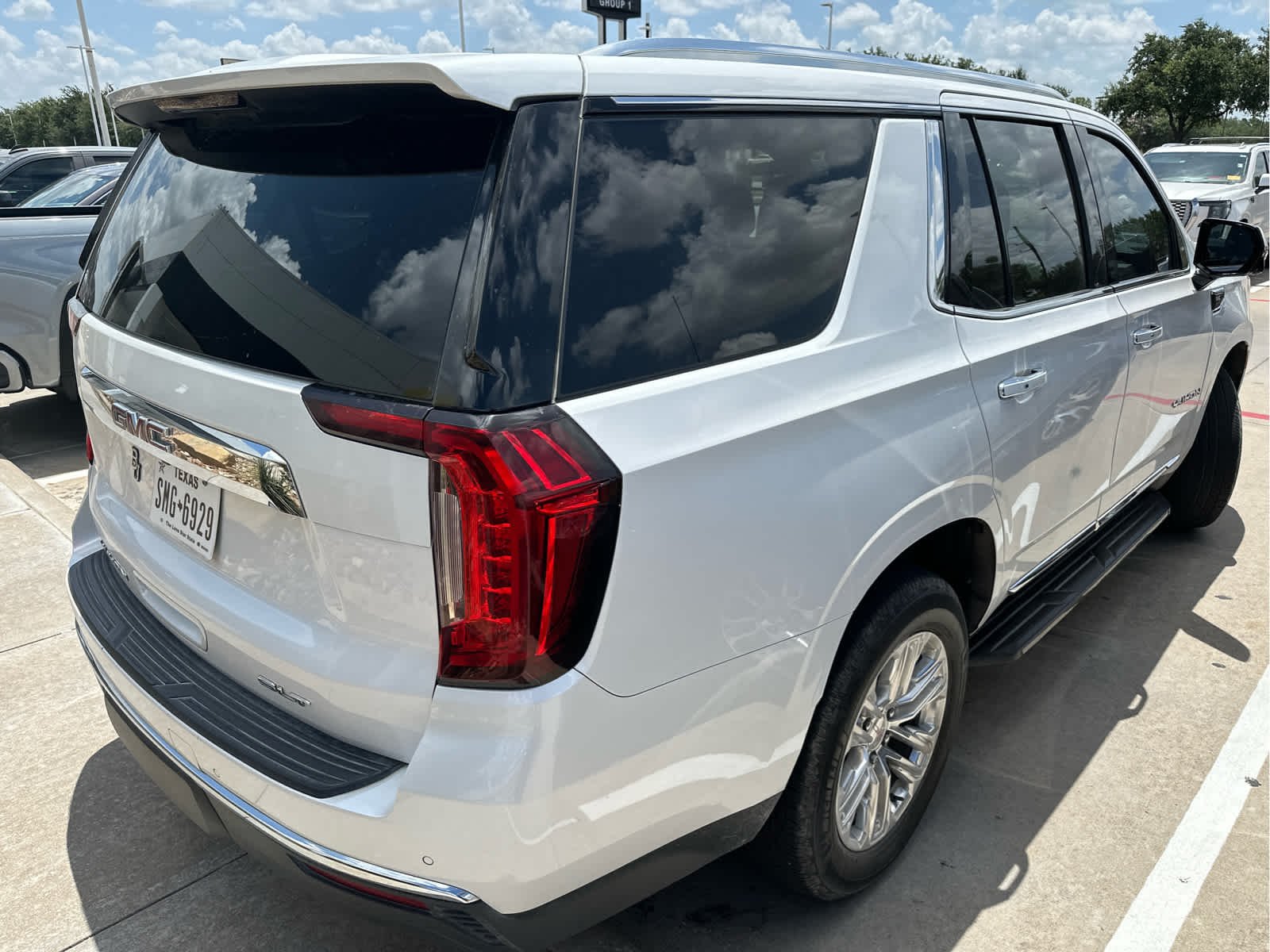 Used 2022 White Frost Tricoat GMC SLT image 6