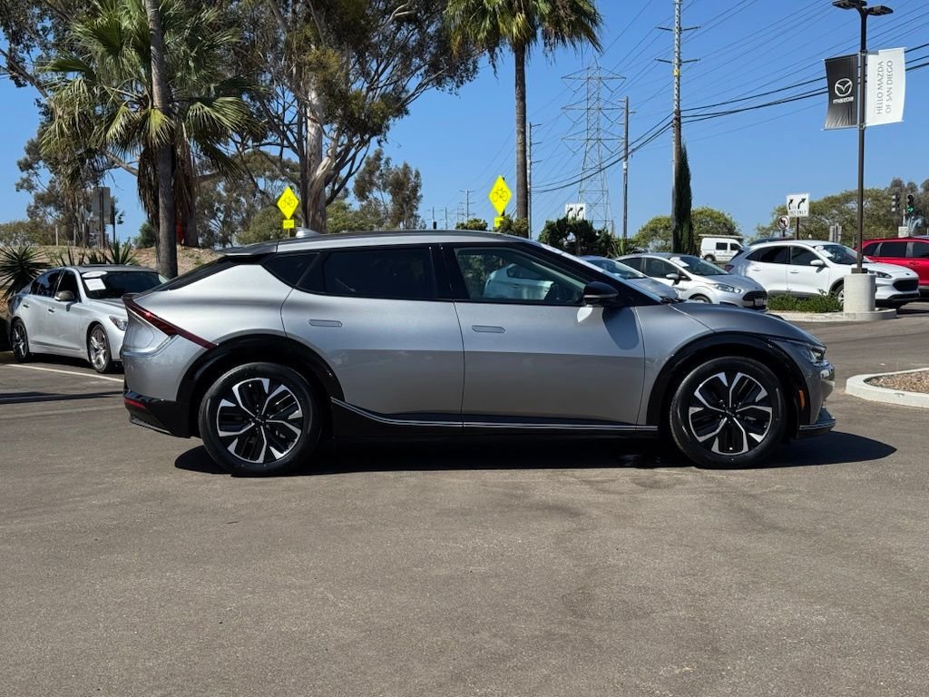 Used 2023 Steel Gray Kia Wind image 30