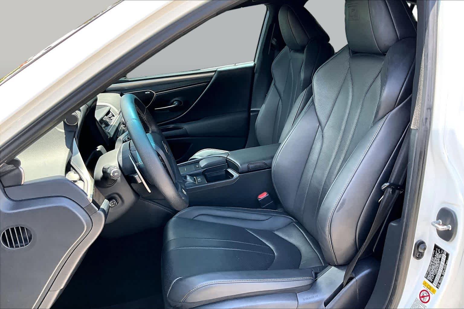 Used 2019 Ultra White Lexus F SPORT image 8