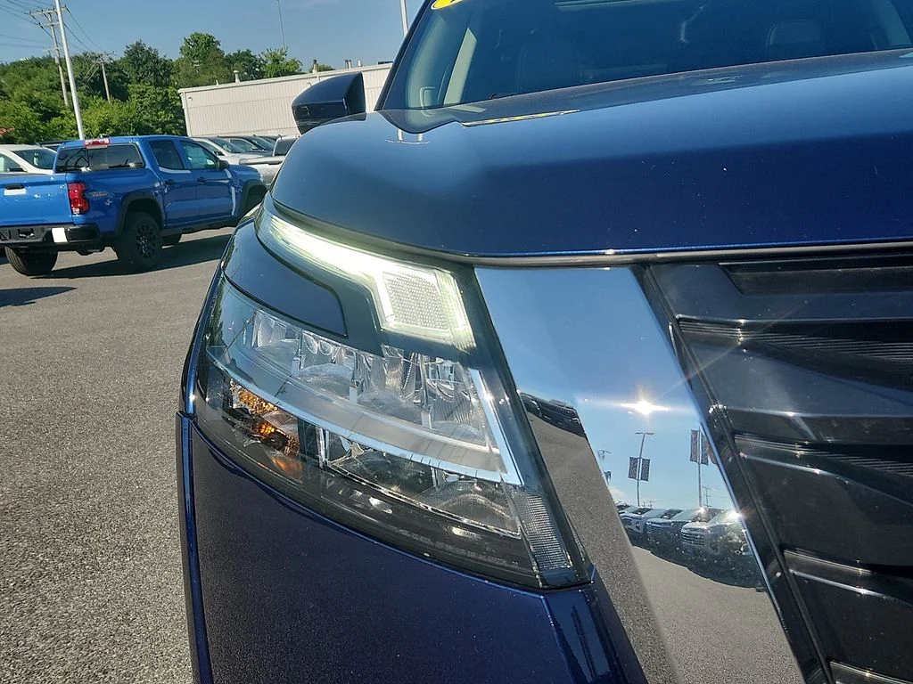 Used 2023 Blue Nissan Platinum image 9