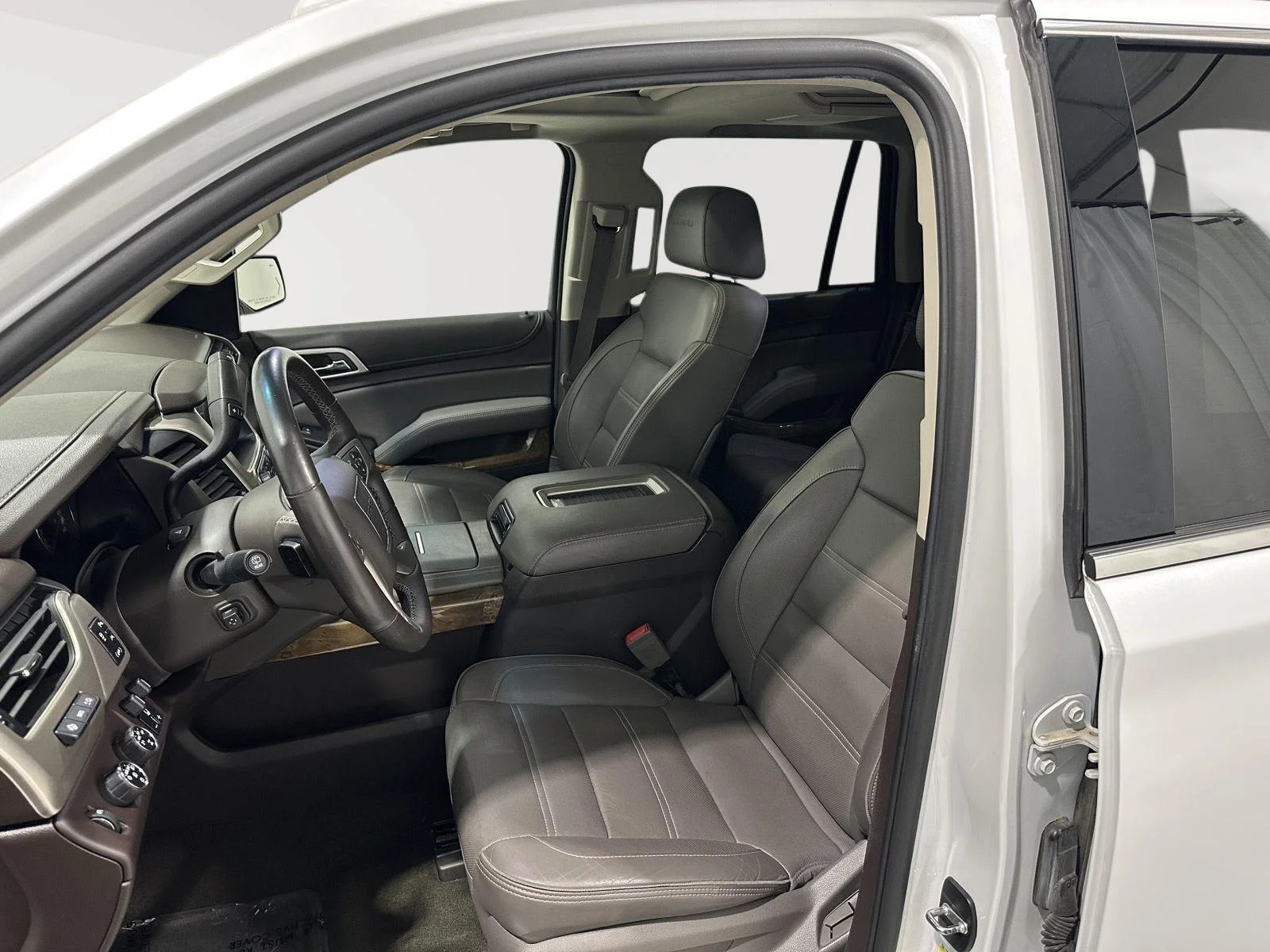 Used 2016 WHITE FROST TRICOAT GMC Denali image 19