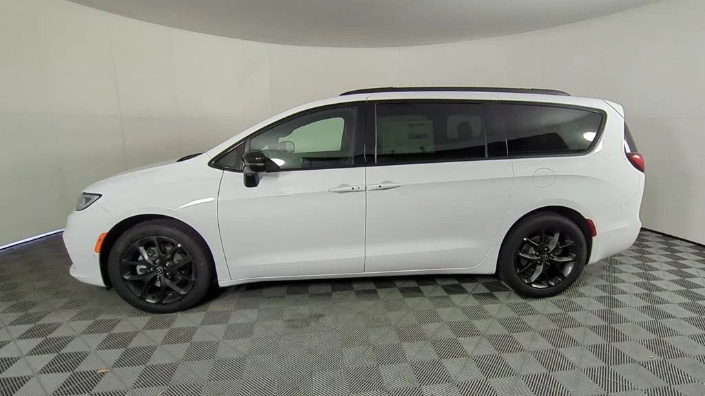New 2026 Bright White Clear-Coat Exterior Paint Chrysler Limited image 8