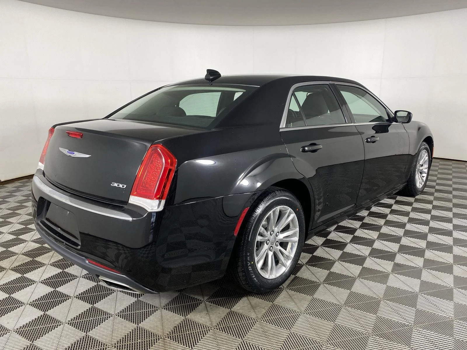 Used 2019 Gloss Black Chrysler Touring image 10