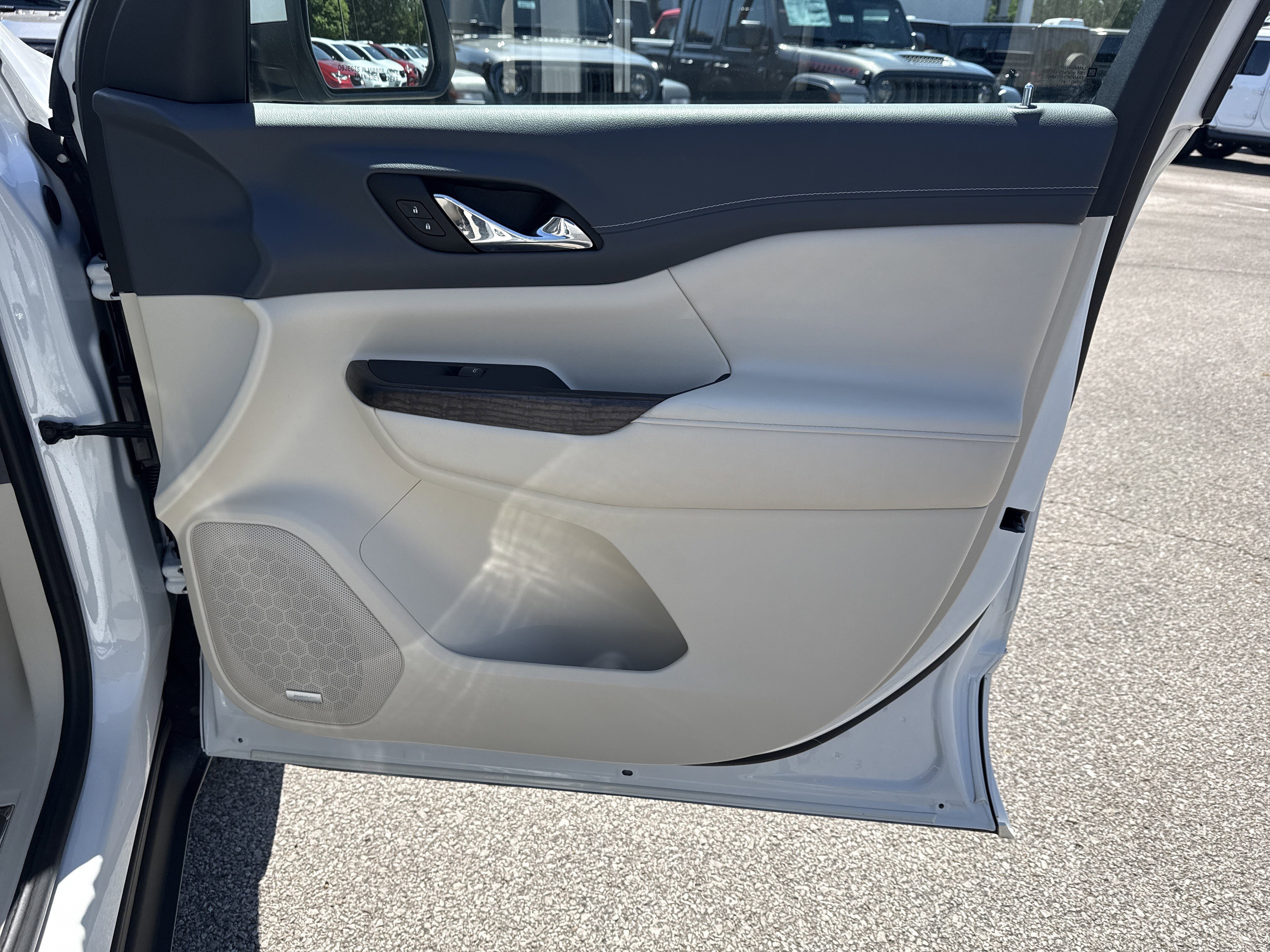 Used 2022 White Frost Tricoat GMC Denali image 16