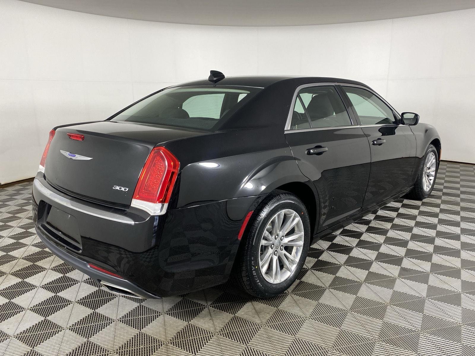Used 2019 Gloss Black Chrysler Touring image 10