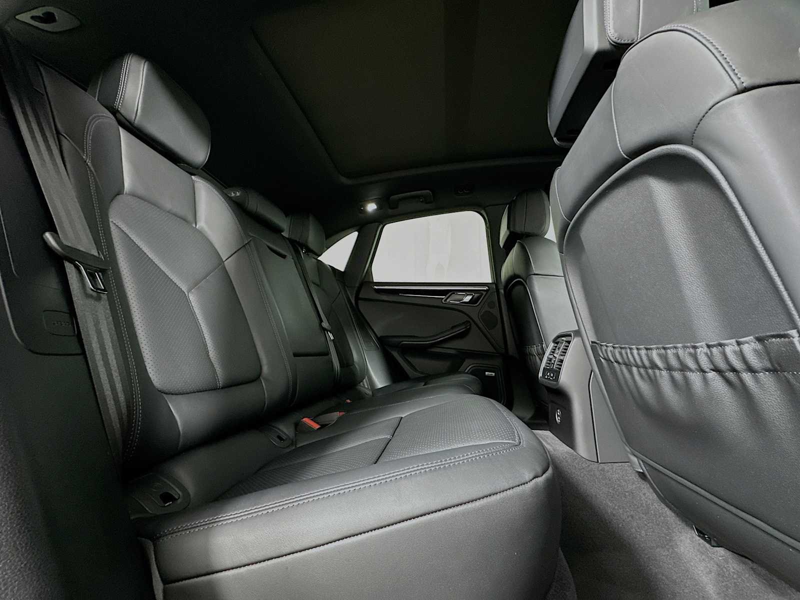 2025 Porsche Macan T - Photo 29