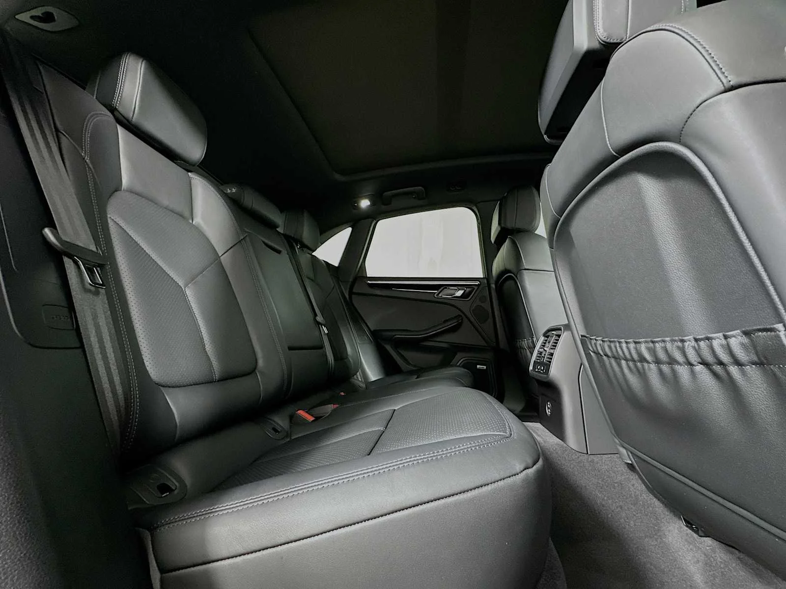 2025 Porsche Macan - Photo 29