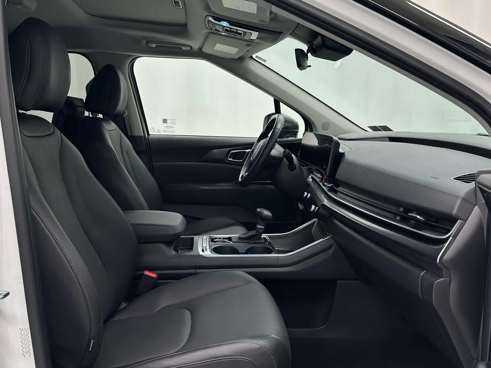 Used 2025 Snow White Pearl Kia SX image 19