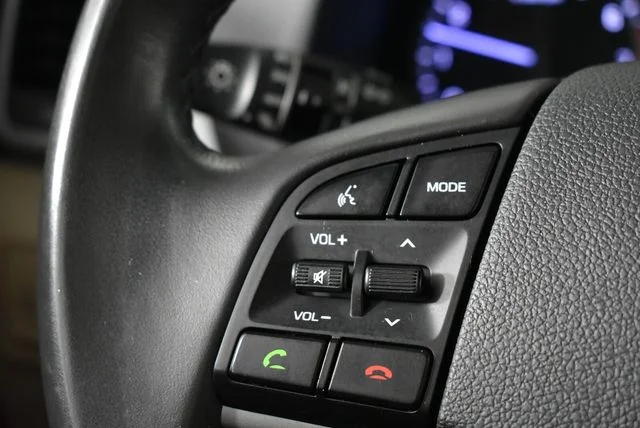 Used 2017 Black Hyundai SE Plus image 38