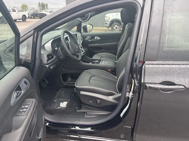 2026 Chrysler Pacifica Limited - Photo 12