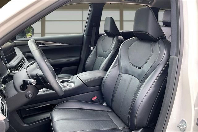 Used 2023 White INFINITI LUXE image 24