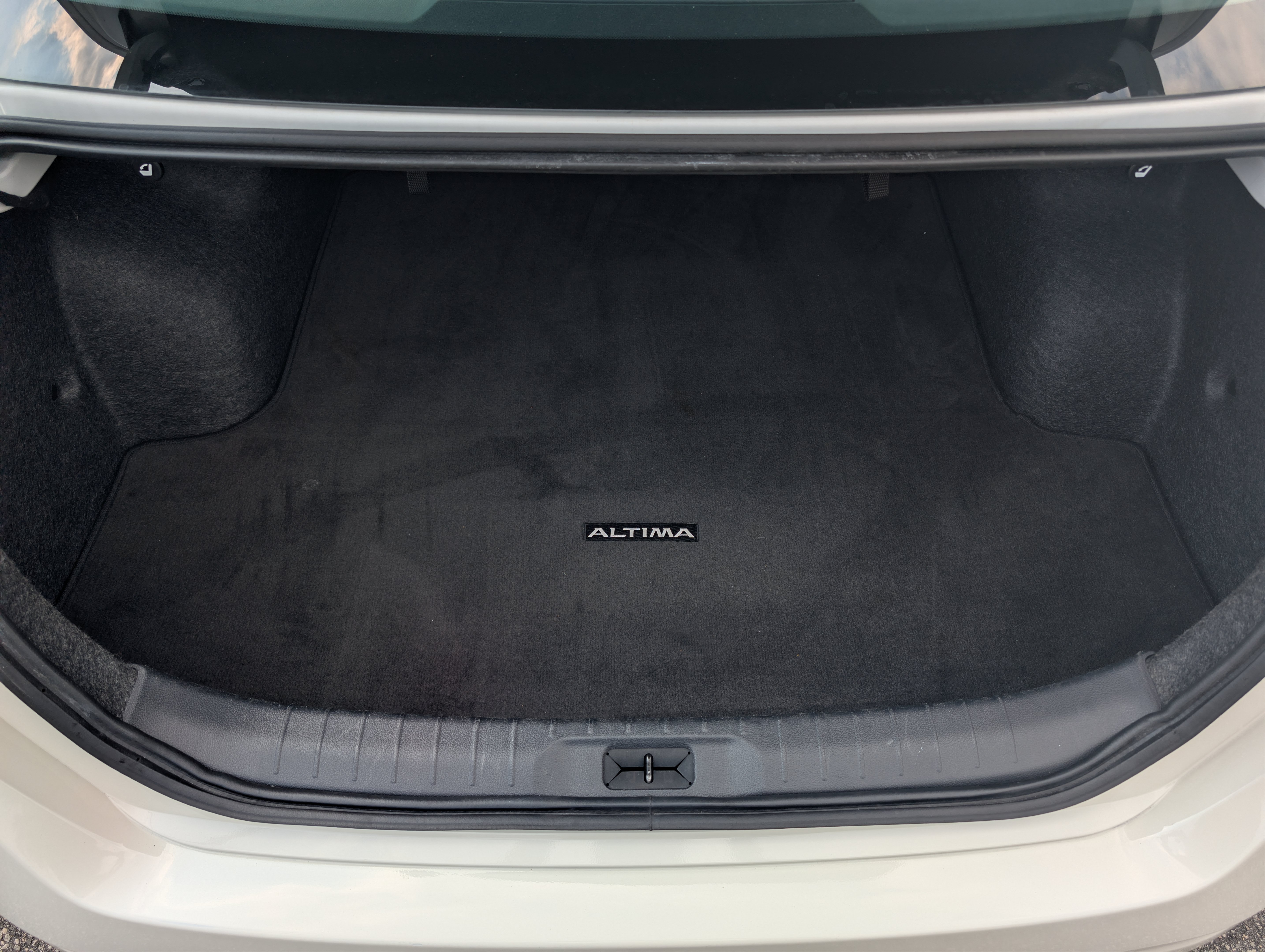 Used 2025 Pearl White Tricoat Nissan SR image 26