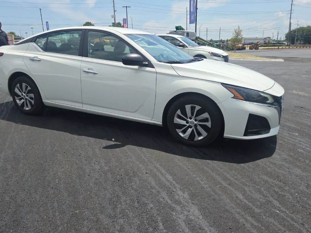Used 2025 White Nissan 2.5 S image 17