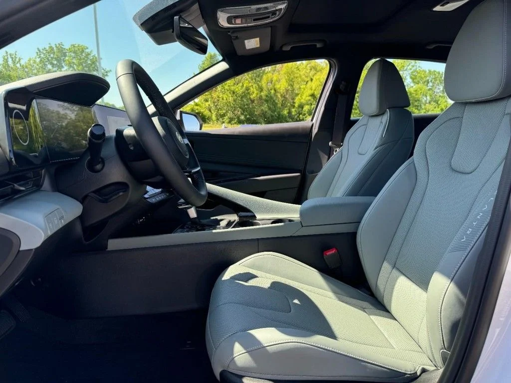 2025 Hyundai Elantra Limited - Photo 16