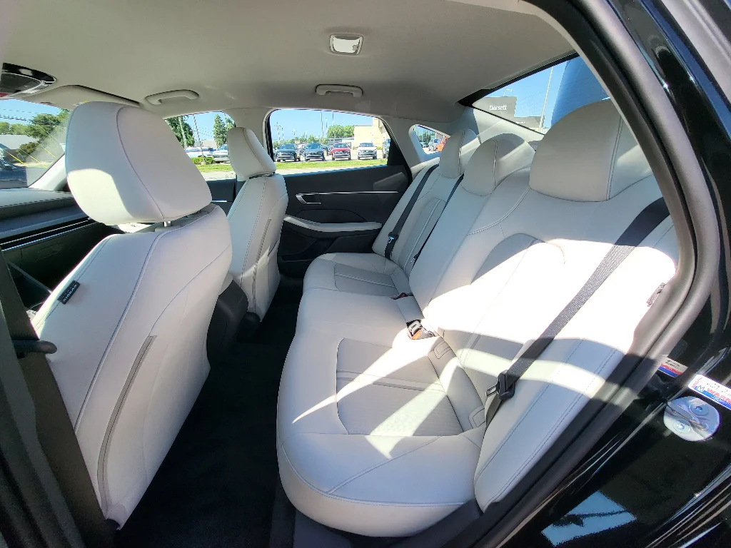 New 2026 Abyss Black Hyundai SE image 24