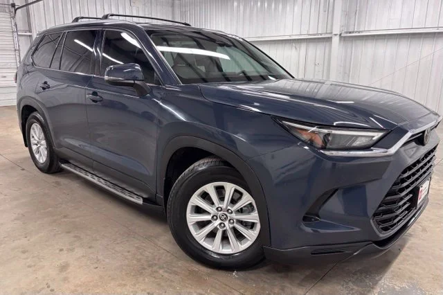 Used 2025 White Toyota XLE image 1
