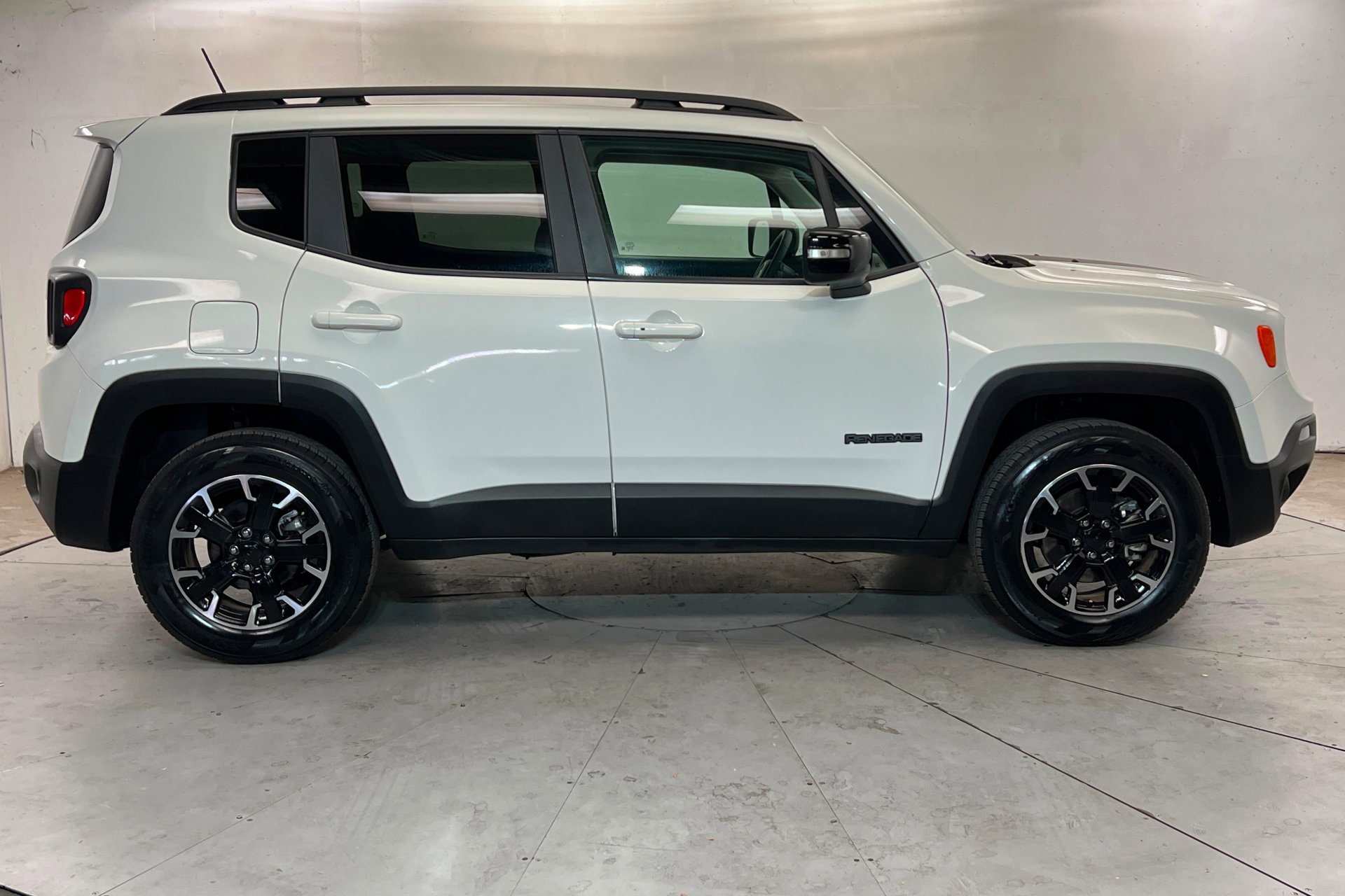 Used 2023 Alpine White Clearcoat Jeep Upland image 7