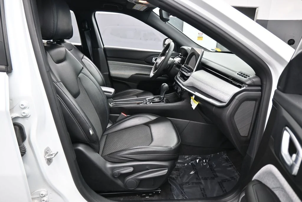 Used 2023 Bright White Clearcoat Jeep Latitude image 37