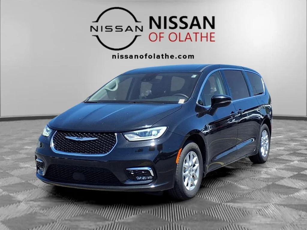 2023 Chrysler Pacifica Touring L's photo