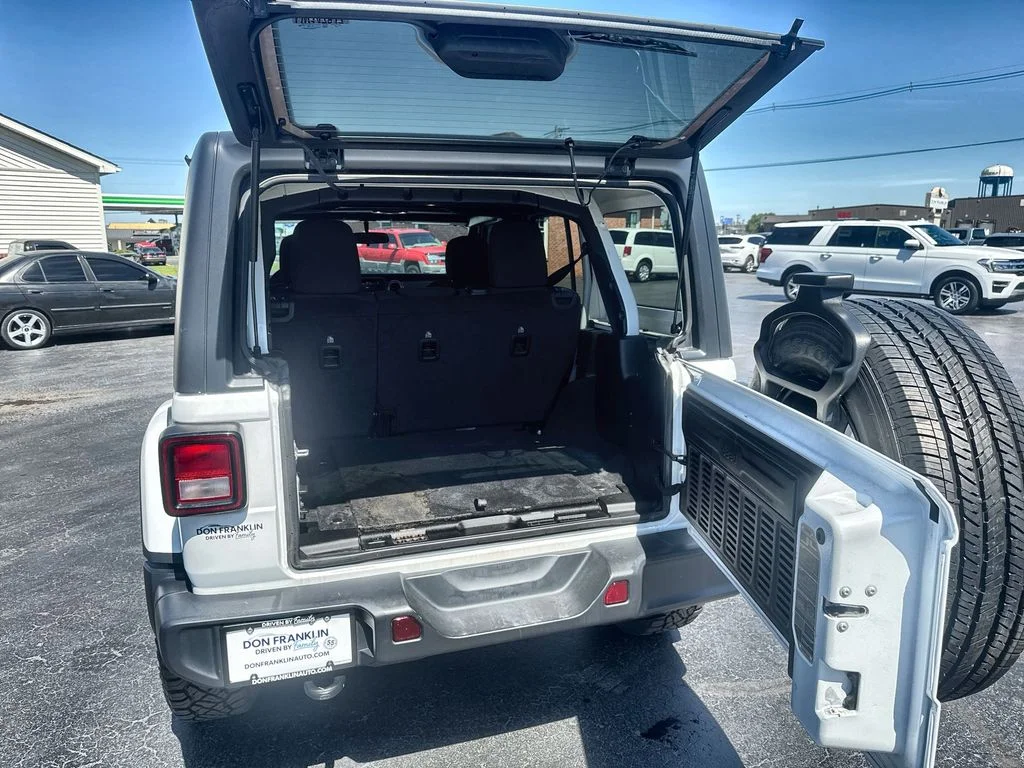 Used 2020 White Jeep Unlimited Sahara image 22