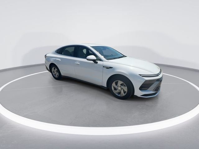 Used 2025 White Hyundai SE image 2