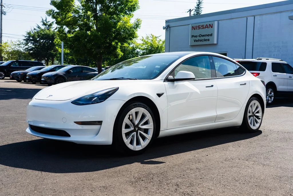 Used 2022 White Tesla Long Range image 3