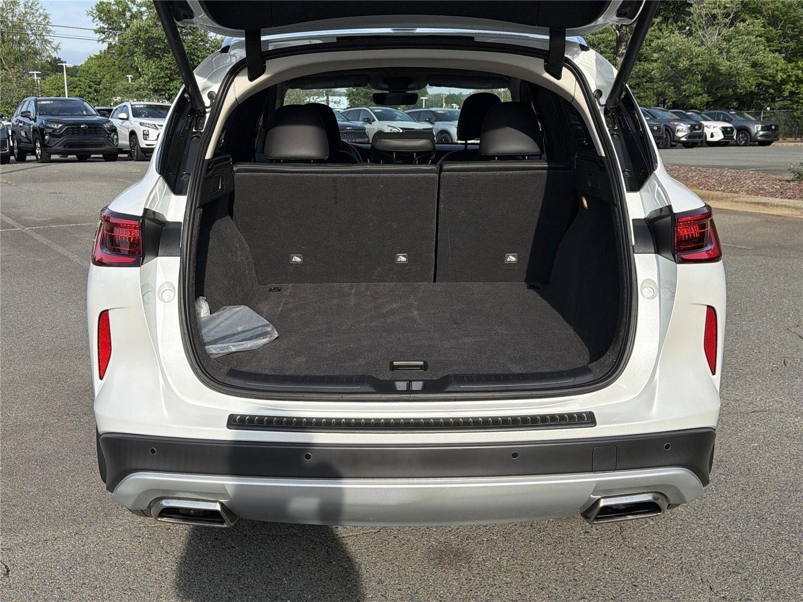 Used 2024 Radiant White INFINITI LUXE image 32