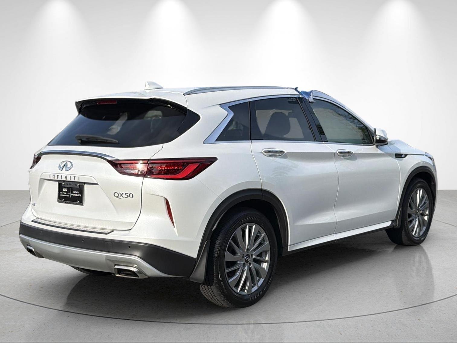 Used 2024 Radiant White INFINITI LUXE image 5
