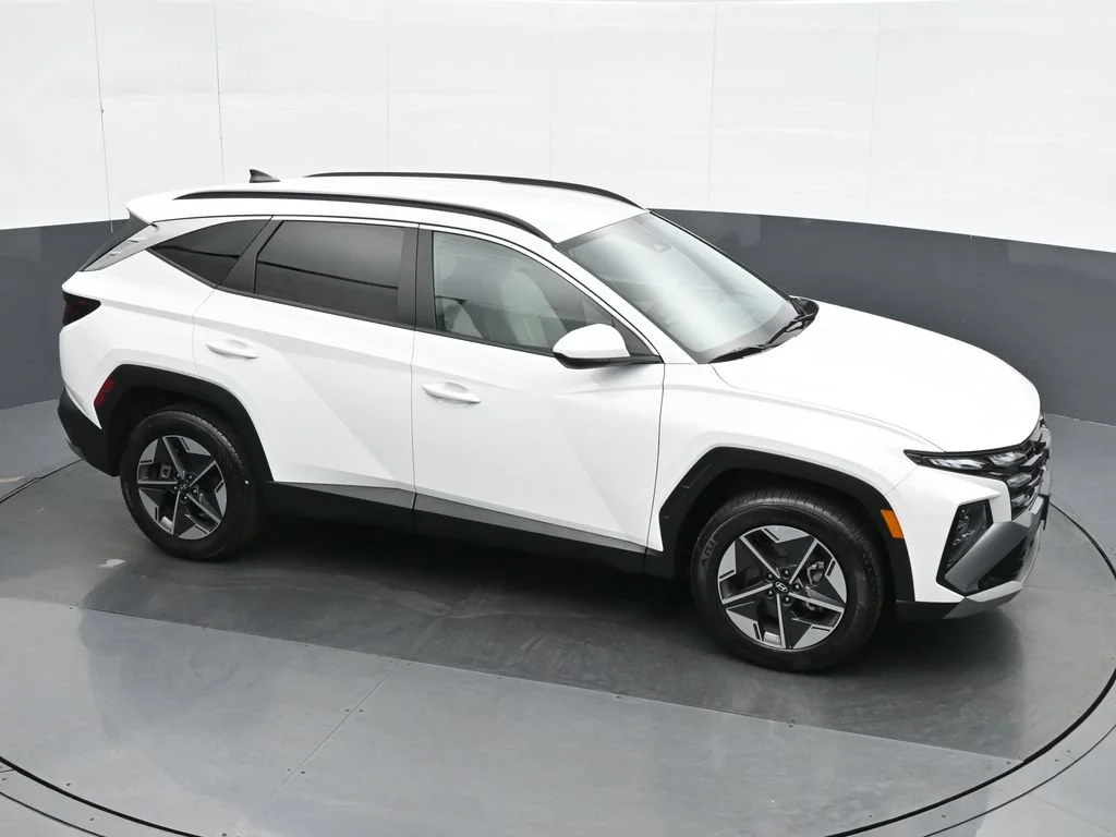 Used 2025 White Hyundai SEL image 26