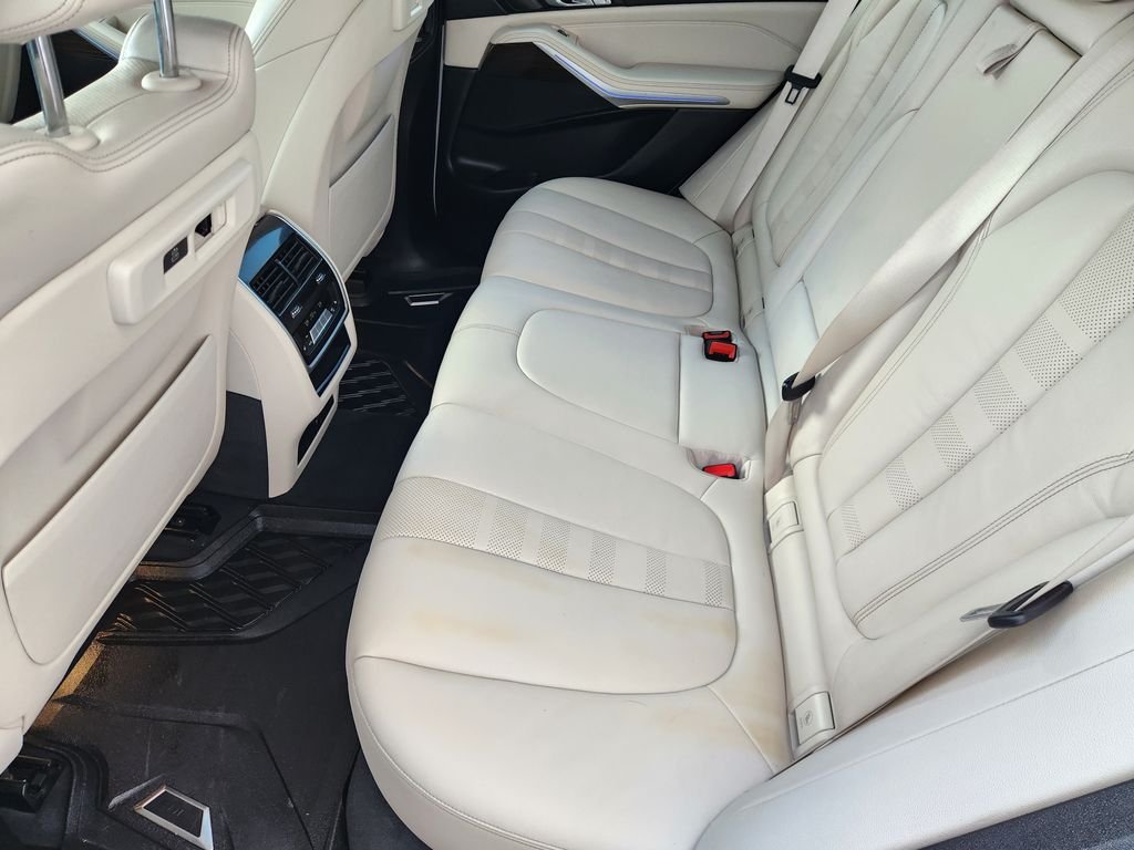 Used 2019 White Metallic BMW xDrive40i image 30