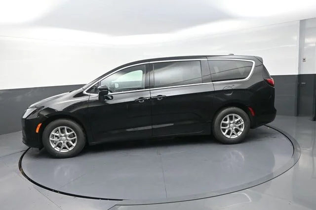 New 2027 Diamond Black Crystal Pearl-Coat Exterior Paint Chrysler Select image 6