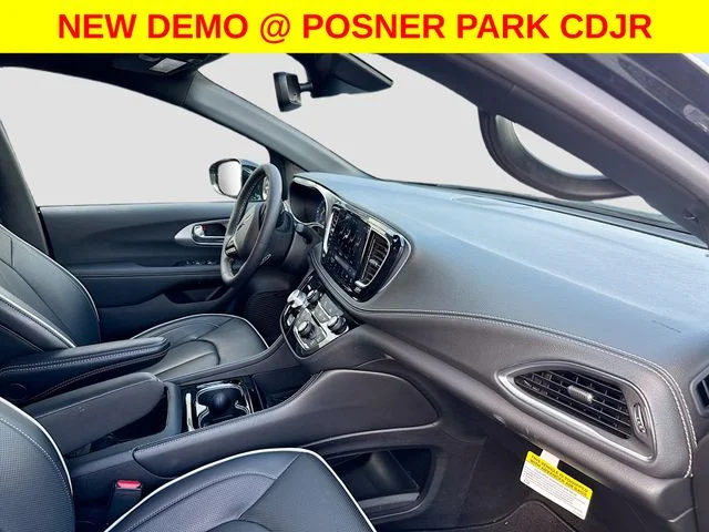 New 2026 Diamond Black Crystal Pearl-Coat Exterior Paint Chrysler Limited image 33