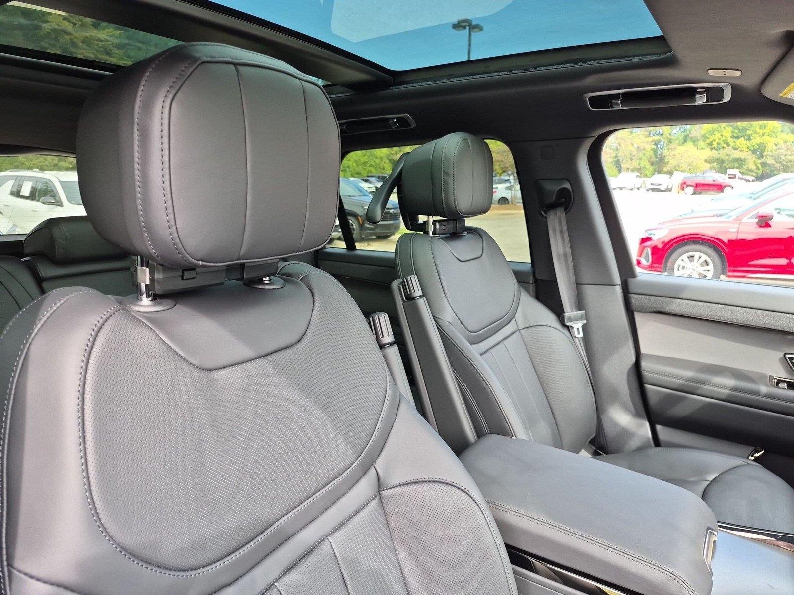 New 2027 Santorini Black Land Rover Dynamic SE image 33