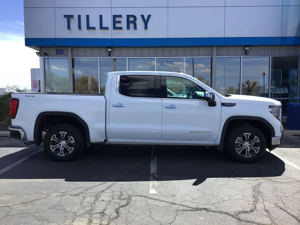 Used 2025 Summit White GMC SLT image 1