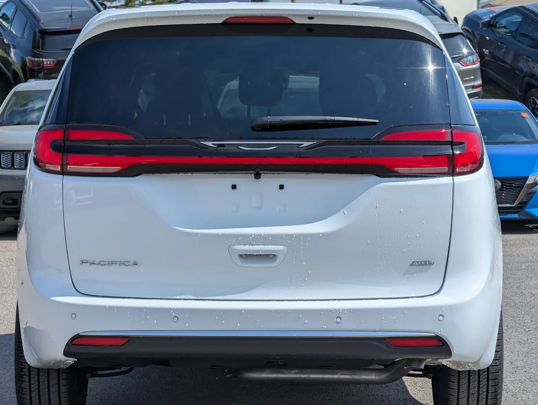 New 2027 White Chrysler Select - - AWD - 3.6L Pentastar V6 - Adaptive Cruise Control - Blind Spot Monitor & More! image 7