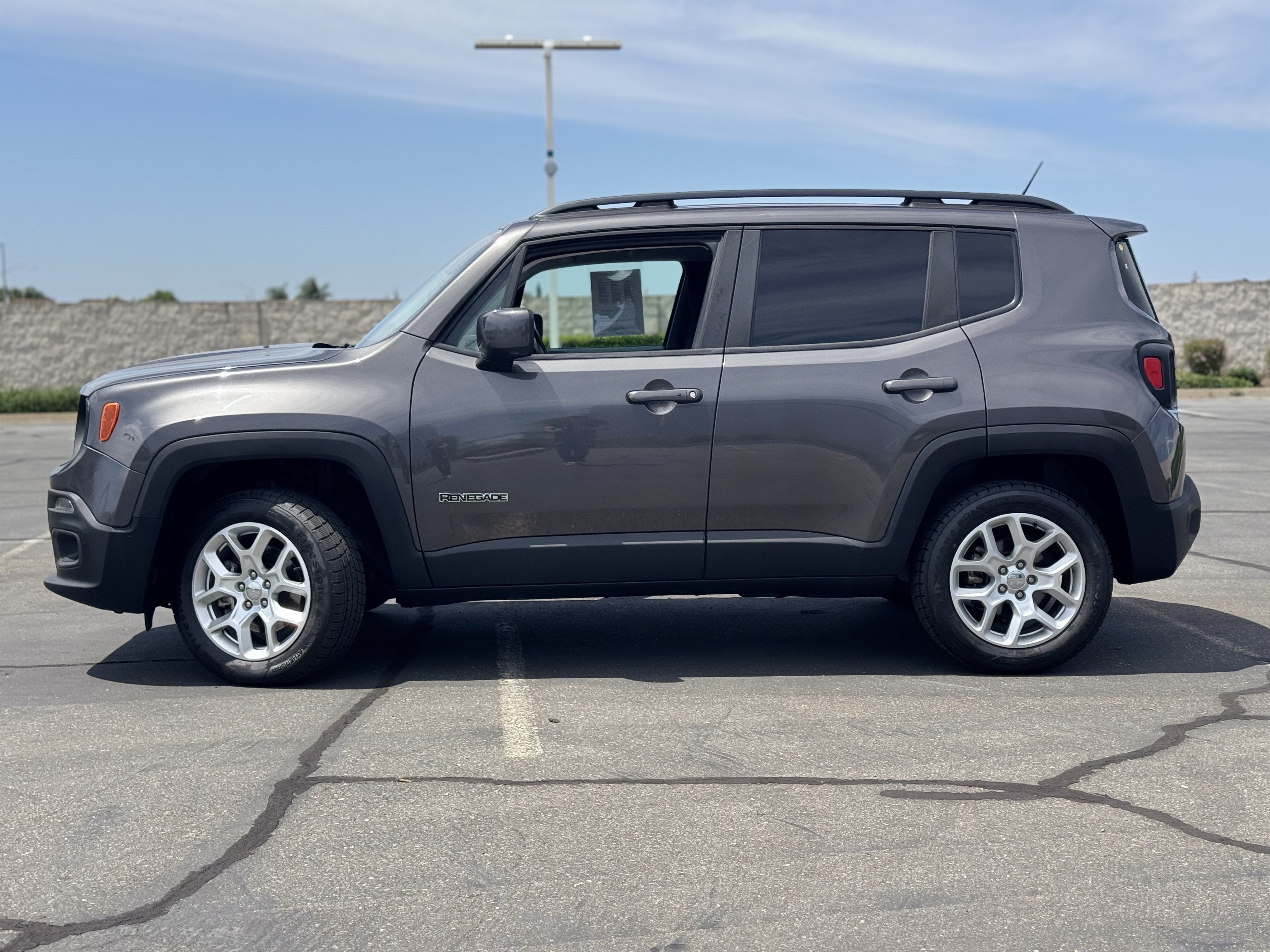 Used 2017 Gray Jeep Latitude 4x4 image 4
