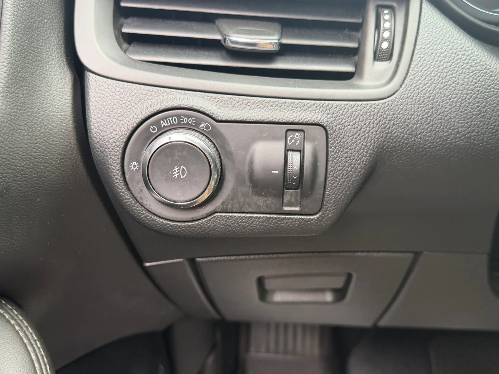 Used 2017 Summit White Buick Essence image 17