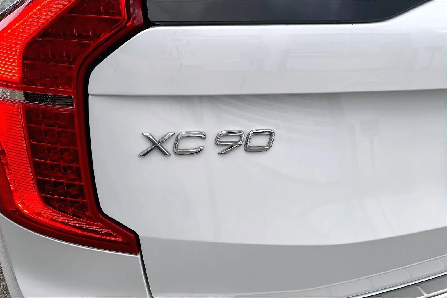Certified Used 2023 Crystal White Volvo Plus image 33