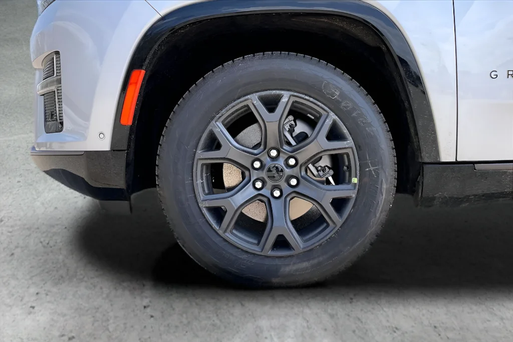 New 2026 Silver Zynith Jeep Limited Altitude image 11