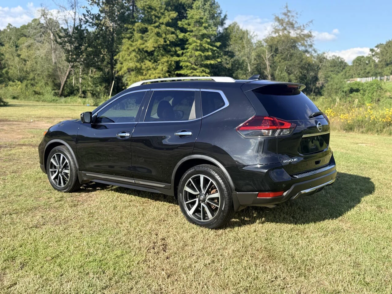 Used 2019 Black Nissan SL 4dr Crossover image 3