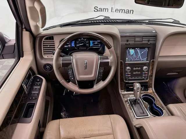 Used 2017 White Platinum Clearcoat Lincoln Select image 24