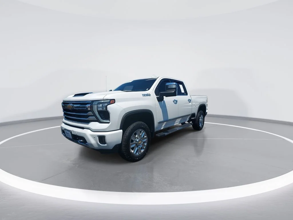 Used 2024 Beige Chevrolet High Country image 4