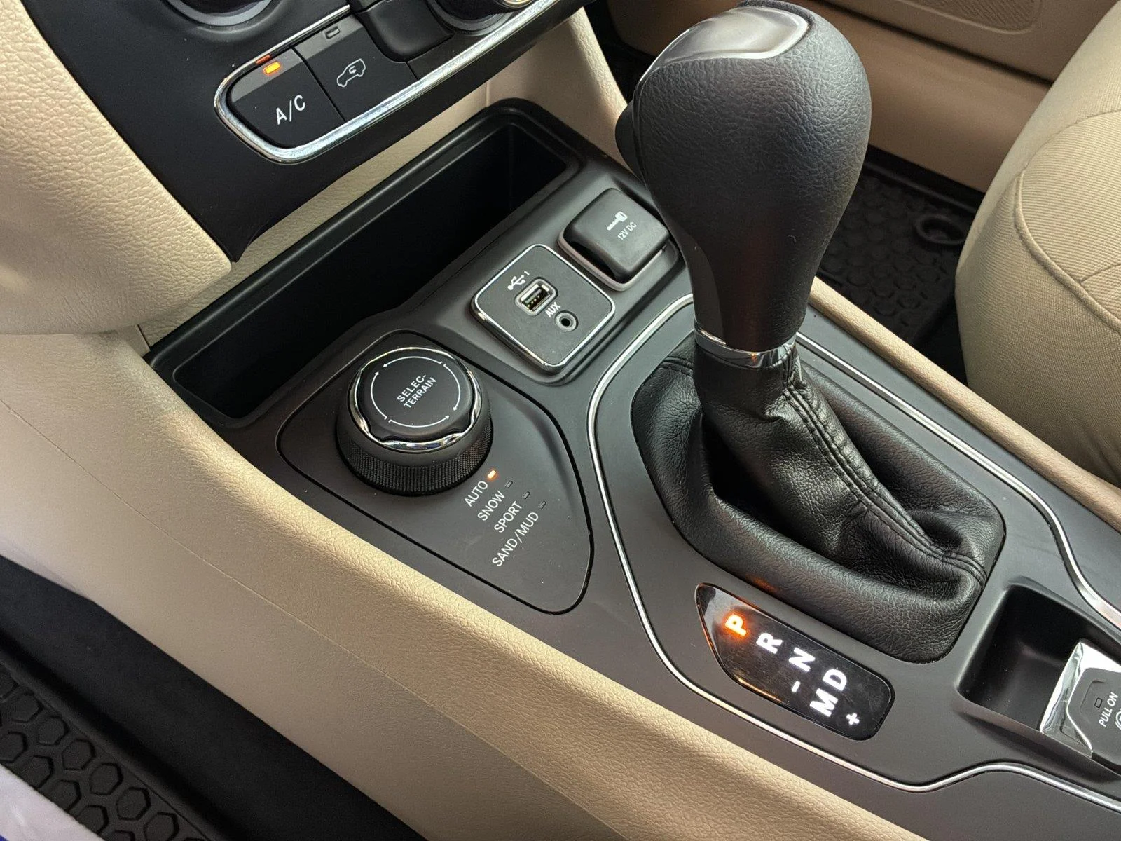 Used 2019 Bright White Clearcoat Jeep Latitude image 30