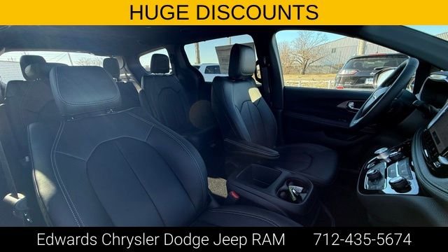 2026 Chrysler Pacifica Select - Photo 36