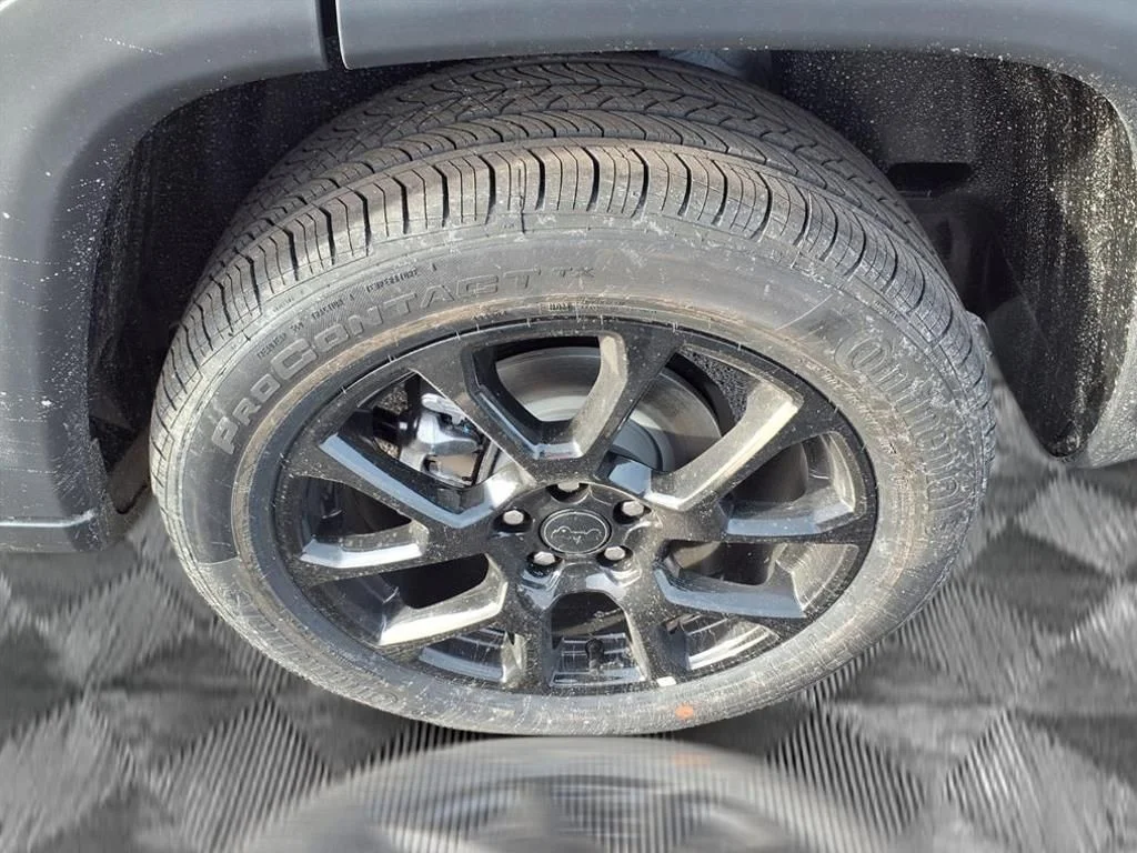 New 2026 Bright White Clear-Coat Exterior Paint Jeep Latitude image 18