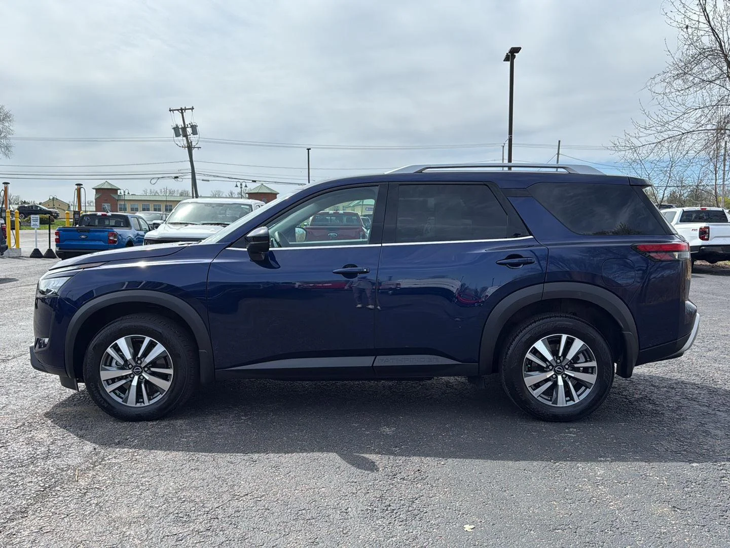 Used 2025 Deep Ocean Blue Pearl Nissan SL image 19